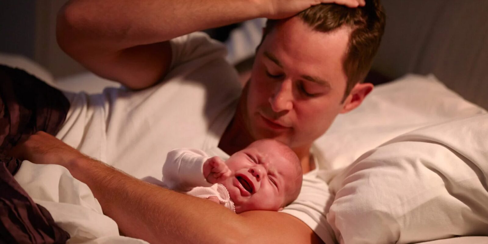 Baby schreit im Schlaf plötzlich los und schläft weiter