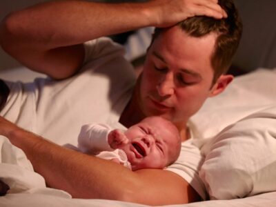 Baby schreit im Schlaf plötzlich los und schläft weiter